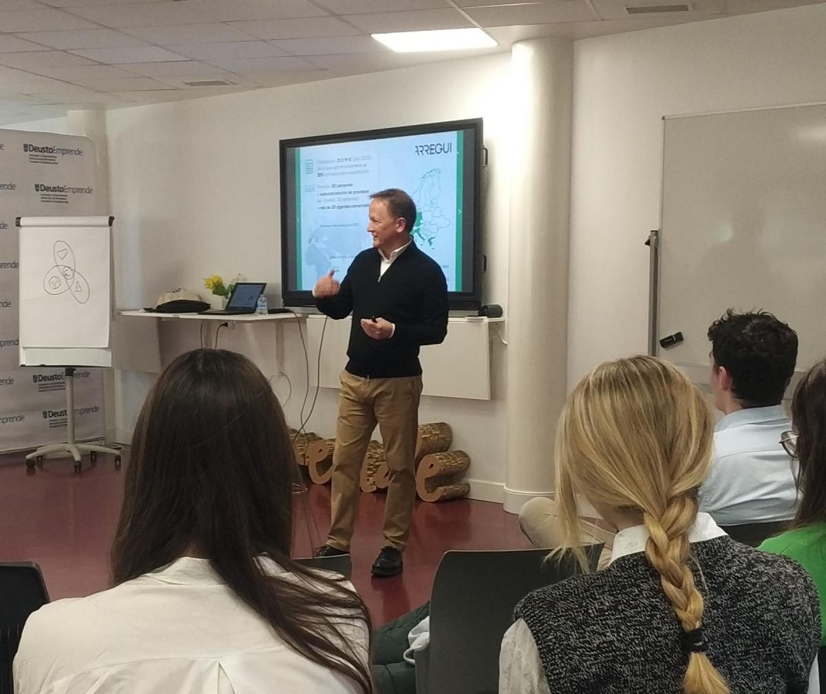 Gorka Urbieta acompañó a los estudiantes de Deusto Business School